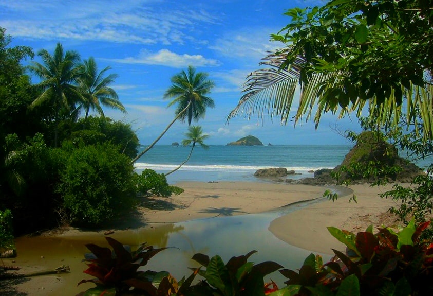 Hidden beaches can be found in hot spots scattered up both coasts of Costa rica