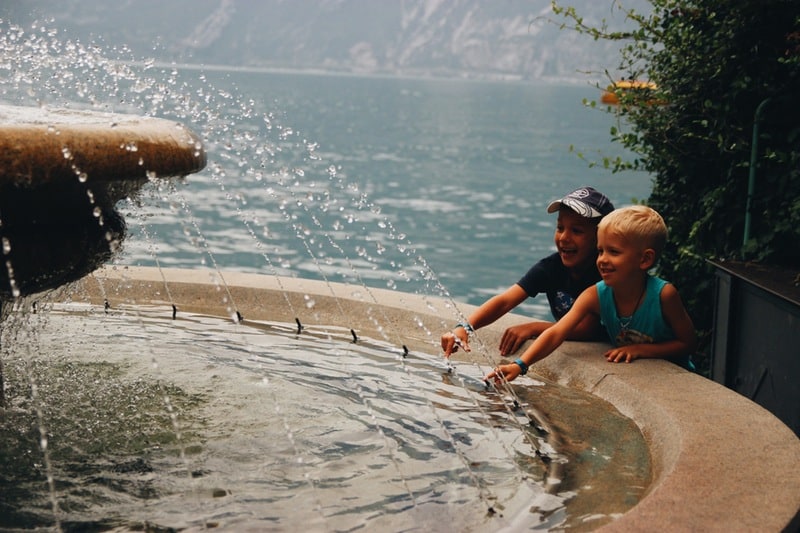 Kids playing. Photo by Ell Ouhrabkova