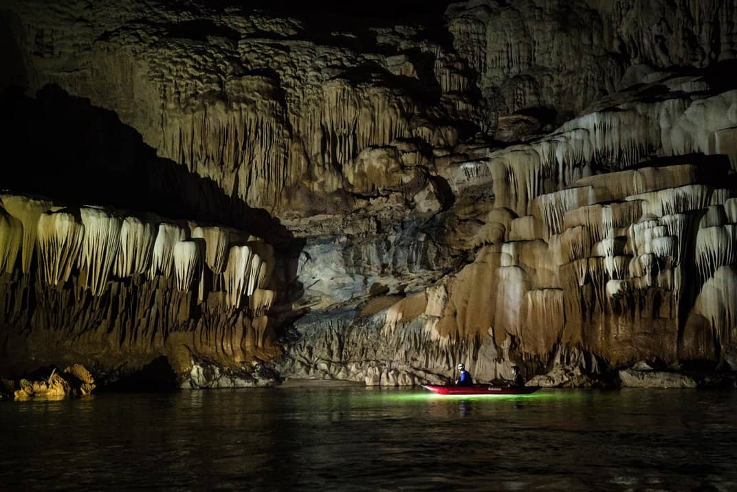 Tham Khoun Xe's average ceiling is 200 feet (60m) and a width of 250 feet (76m) Tham Khoun Xe's average ceiling is 200 feet (60m) and a width of 250 feet (76m)