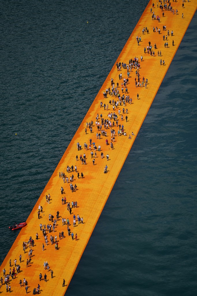 People visiting The Floating Piers, Lake Iseo, Italy. Photo Wolfgang Volz 4